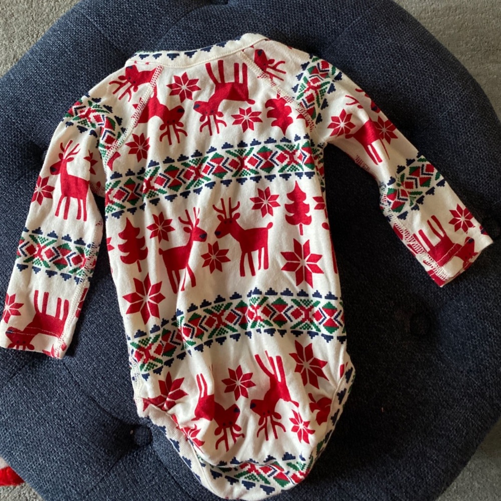 Hanna Andersson Red Christmas Deer & Tree Side Snap Bodysuit. Size 12-18 months - Picture 4 of 5